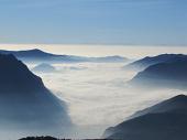 33 Monteisola sbuca dalla nebbia